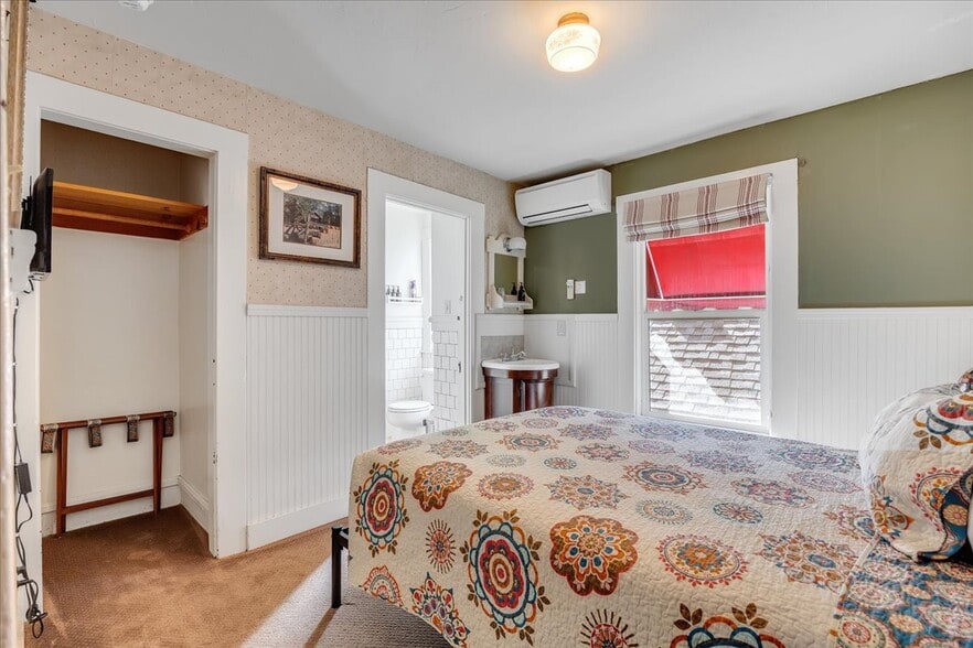 More Photos Of 18736 Main St, Groveland Hotel For Sale