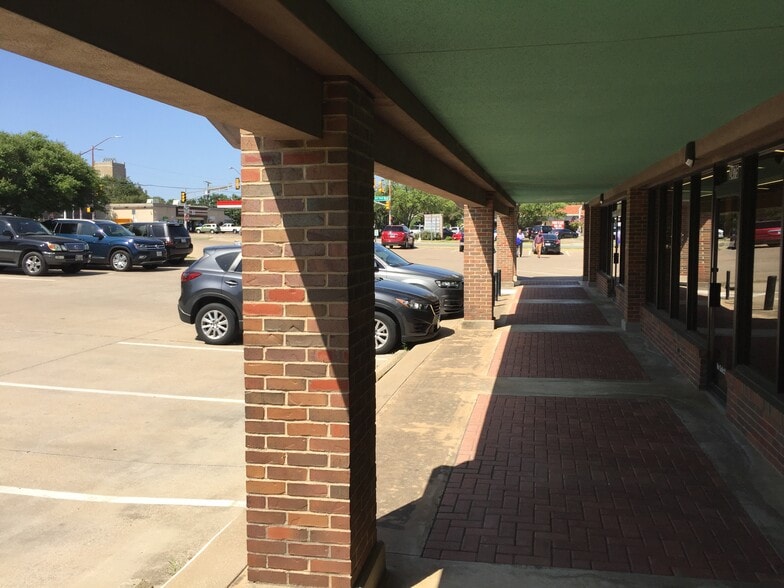 More Photos Of 2441-2485 Forest Park Blvd, Fort Worth Storefront Retail Office For Lease