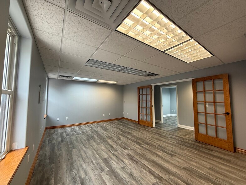 More Photos Of 361 King St, Midland Office For Sale