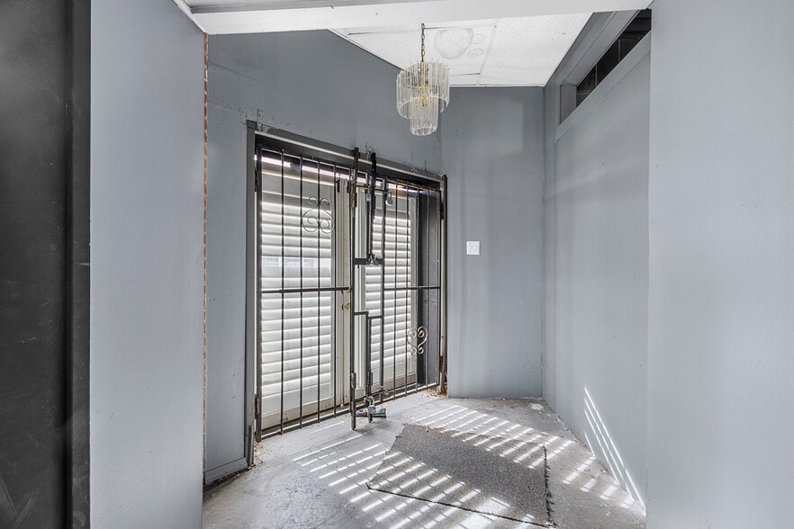 More Photos Of 2600 N Florissant Ave, Saint Louis Flex For Sale