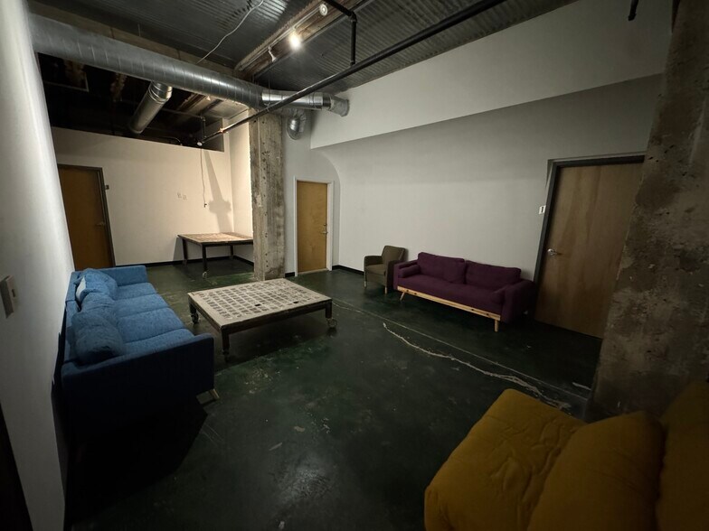 More Photos Of 1900 Main St, Kansas City General Retail For Lease