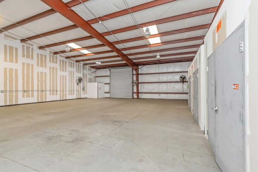 More Photos Of 16547 US Highway 19, Hudson Showroom For Lease