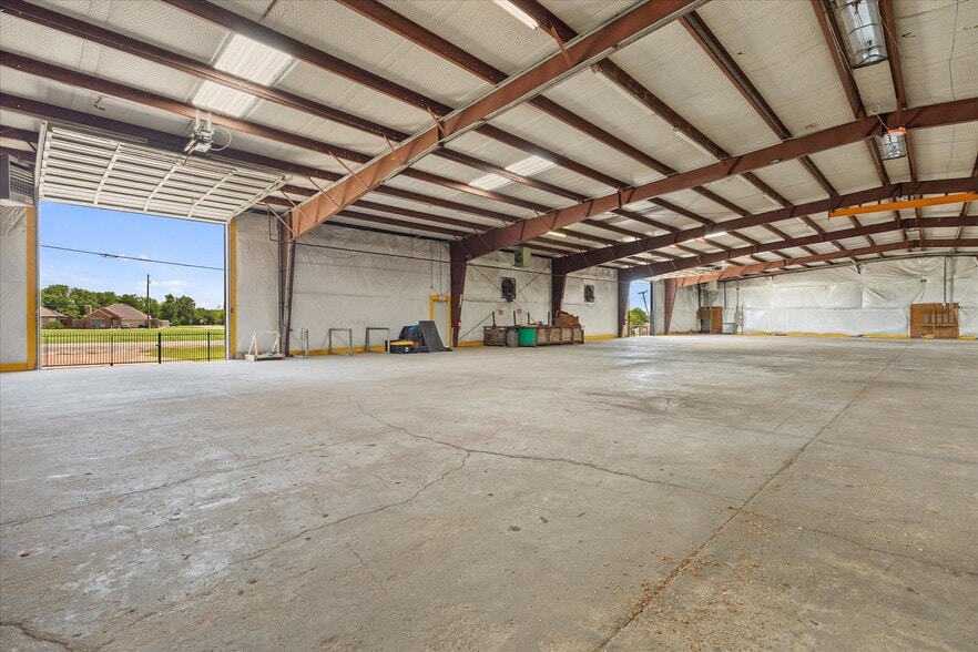 More Photos Of 905 E Broad St, Forney Manufacturing For Lease