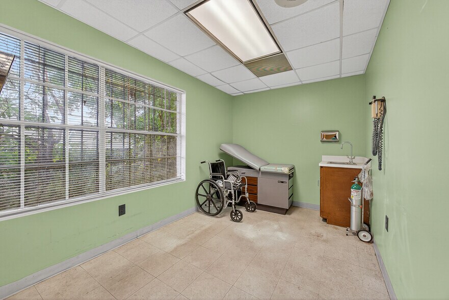 More Photos Of 1500 N Pace Blvd, Pensacola Freestanding For Sale