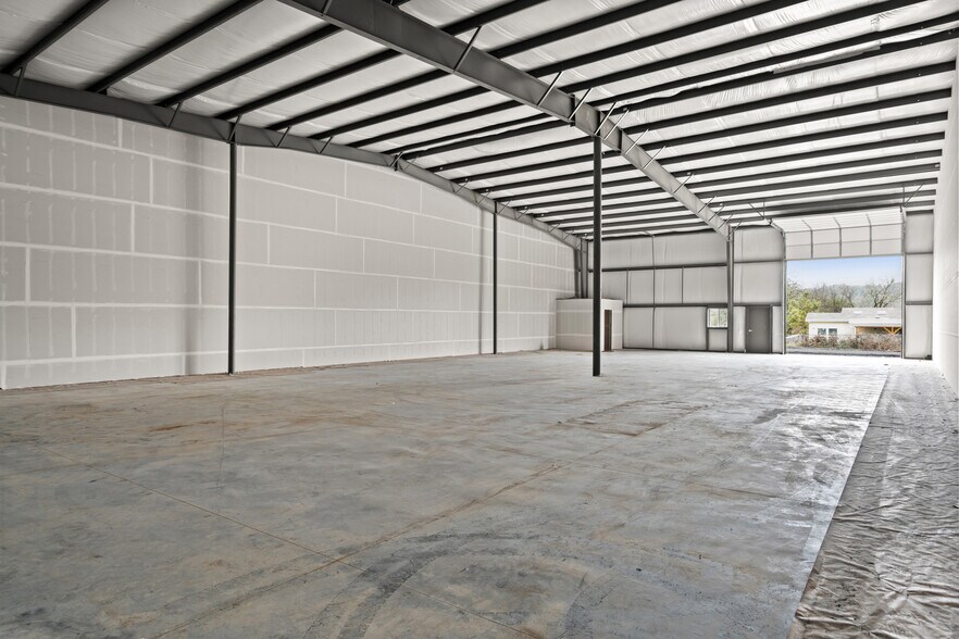 More Photos Of 954 Ort Ln, Merlin Industrial For Lease