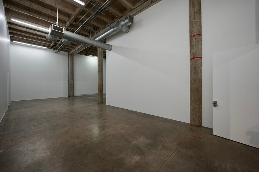 More Photos Of 1824 Spring St, Houston Showroom For Lease