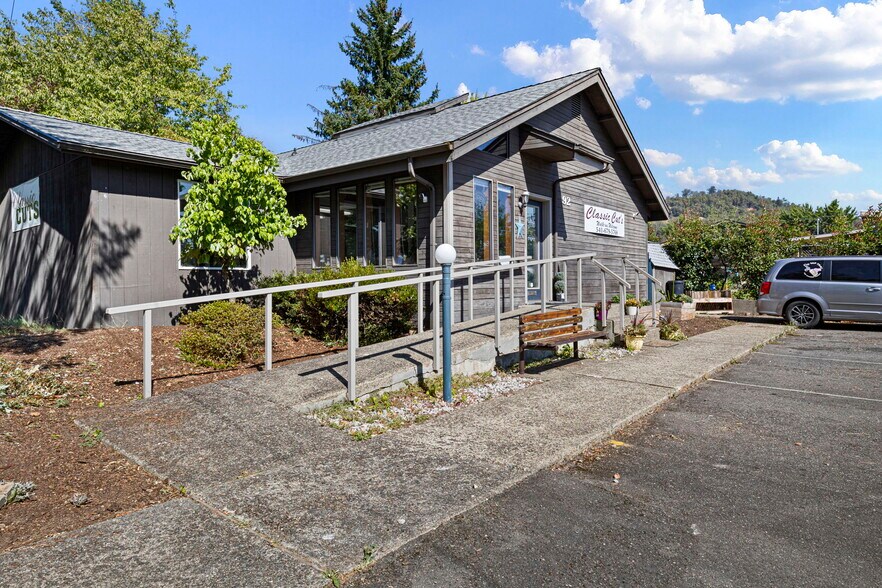 More Photos Of 92 NW Glenhart Ave, Winston Freestanding For Sale