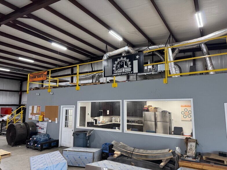 More Photos Of 124 Capital Ln, Rhome Manufacturing For Lease