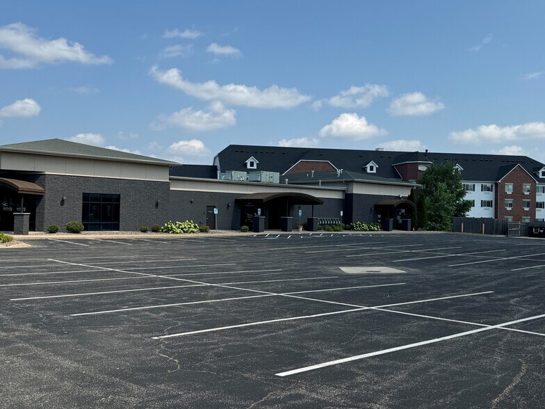 More Photos Of 1600-1688 N Casaloma Dr, Grand Chute General Retail For Lease