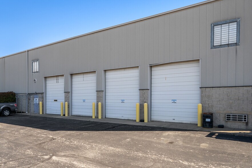 More Photos Of 655 Dearborn Park Ln, Worthington Warehouse For Lease