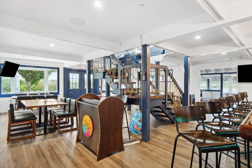 More Photos Of 5 Inlet Rd W, Southampton Restaurant For Sale