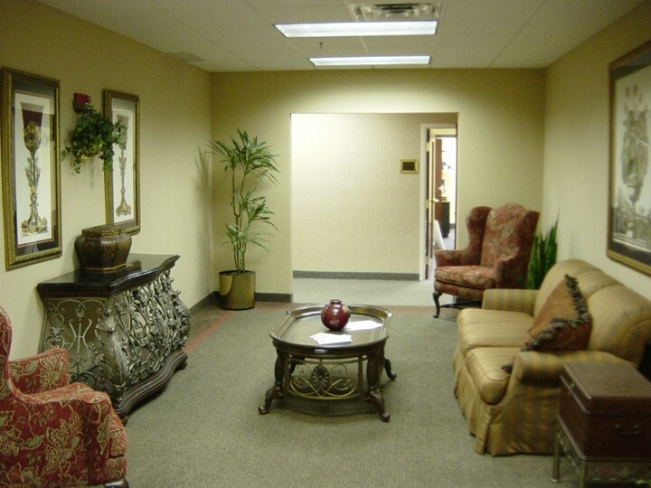 More Photos Of 501-505 E Broadway, Louisville Medical For Lease