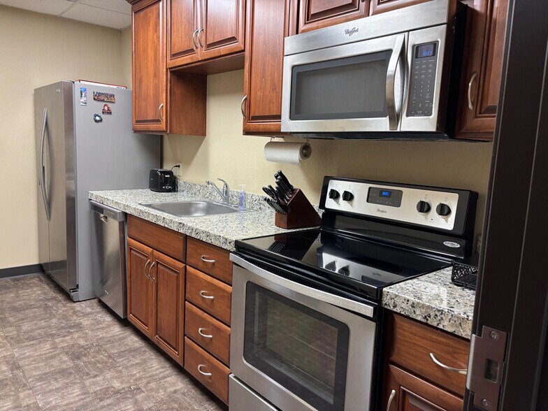 More Photos Of 992 Marchy Ln, Ceres Distribution For Sale