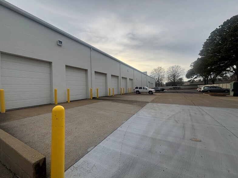 More Photos Of 5358 Robin Hood Rd, Norfolk Flex For Lease