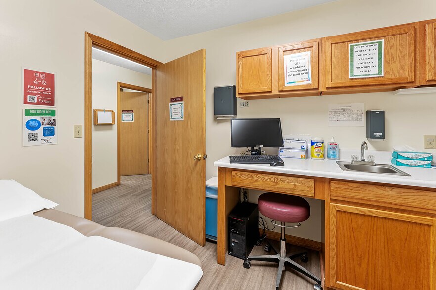 More Photos Of 725 N Pike St, Grafton Office For Sale