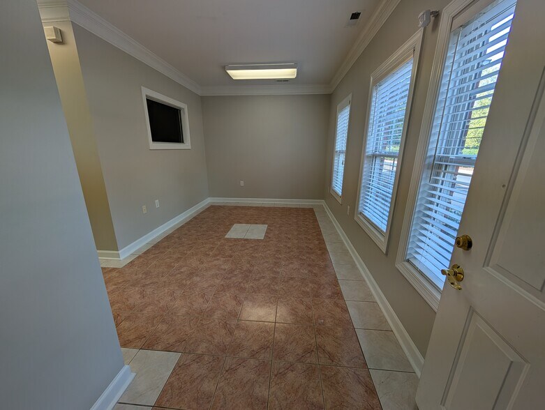 More Photos Of 6511 Creedmoor Rd, Raleigh Office For Lease