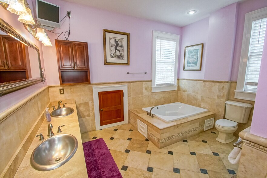 More Photos Of 1121 Governor Nicholls st, New Orleans Hospitality For Sale