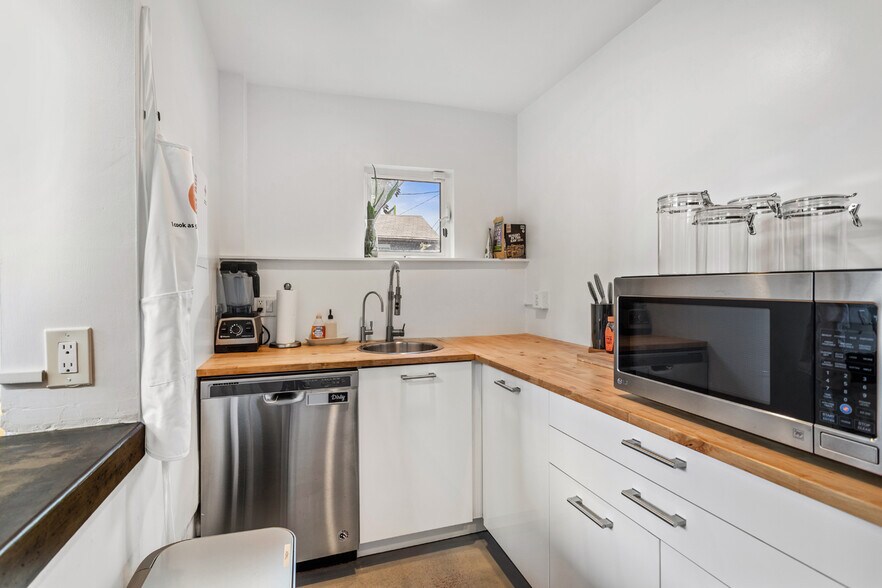 More Photos Of 1322 Innes Pl, Venice Office Residential For Sale