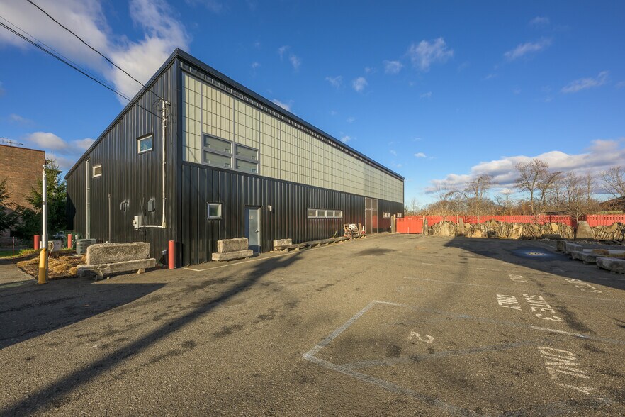 Primary Photo Of 78-90 Green St, Hudson Flex For Sale