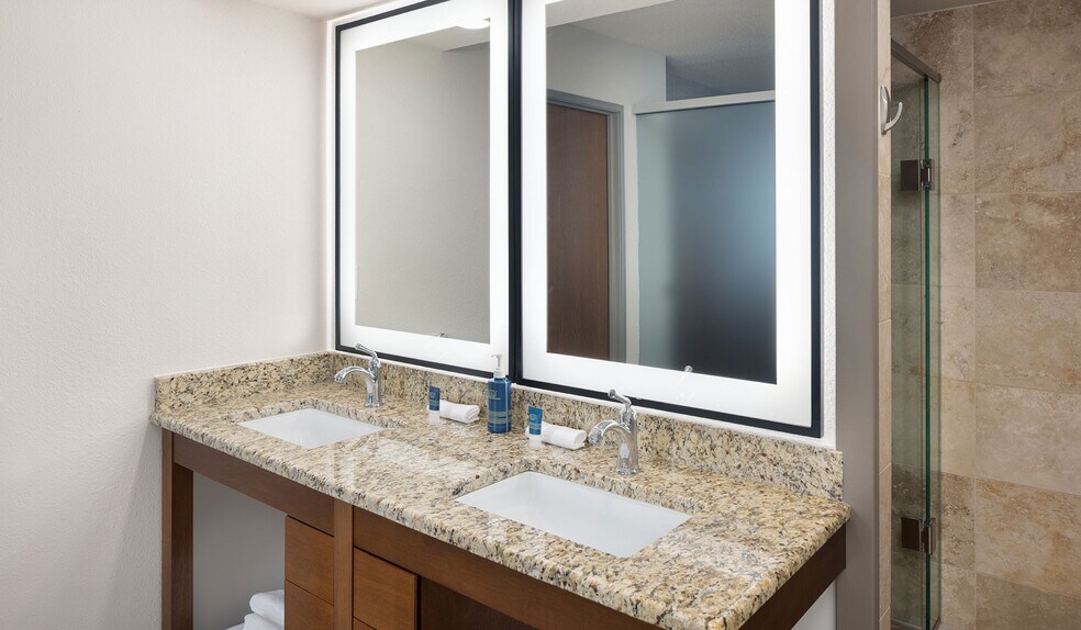 More Photos Of 4960 Towne Centre Rd, Saginaw Hotel For Sale