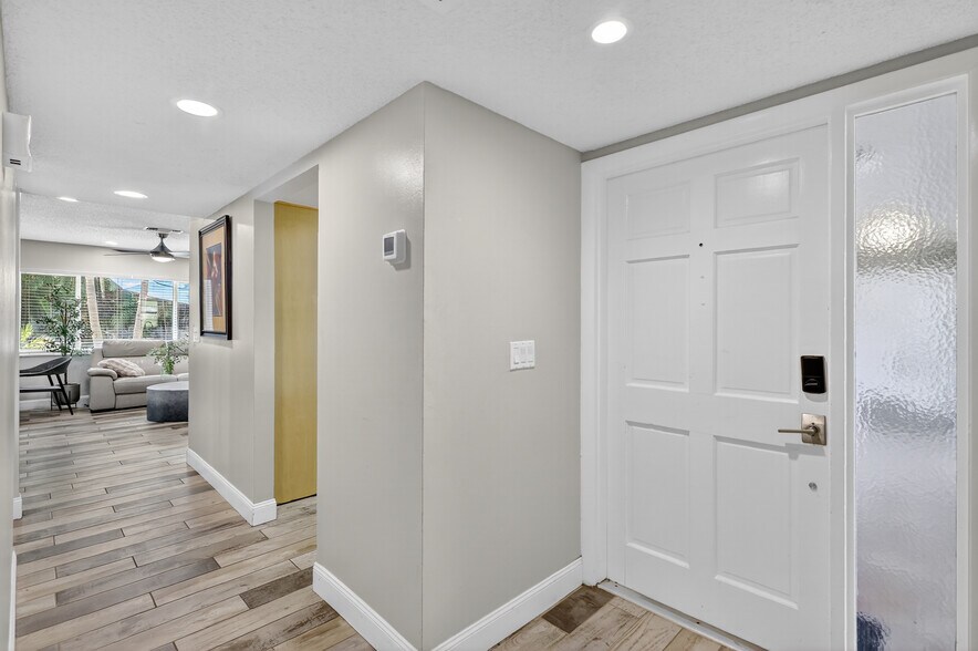 More Photos Of 1884 Southpointe Dr, Sarasota Apartments For Sale