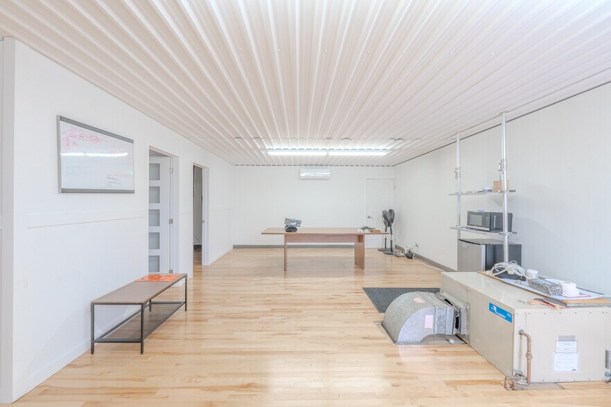 More Photos Of 525 Rue Sagard, St-Bruno-de-Montarville Warehouse For Lease