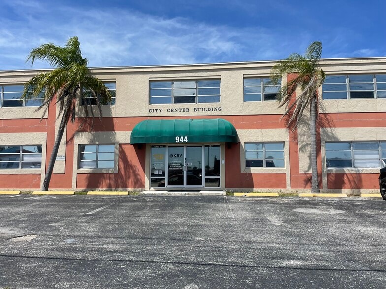 More Photos Of 944 Country Club Blvd, Cape Coral Warehouse For Lease