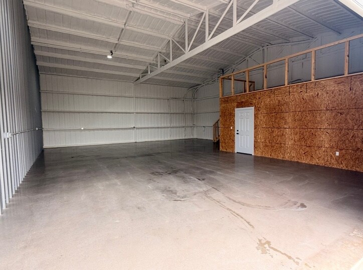 More Photos Of 191 E Lone Oak Rd, Valley View Warehouse For Lease