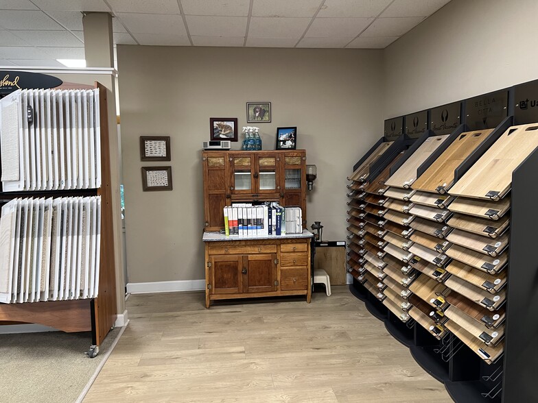 More Photos Of 14 Palmetto Business Park Rd, Hilton Head Island Showroom For Sale