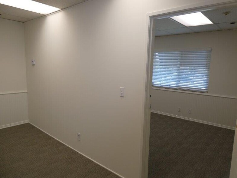 More Photos Of 447 W Burchett St, Glendale Office For Sale
