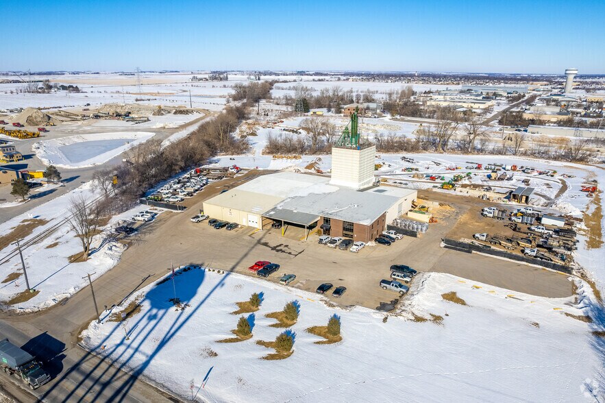More Photos Of 1101 SE 37th St, Grimes Distribution For Lease