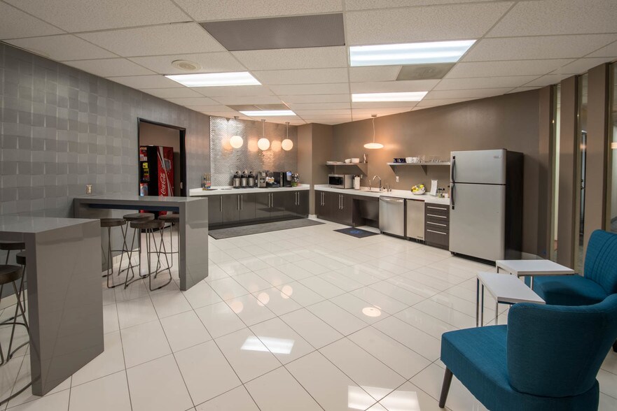 More Photos Of 1705 W Northwest Hwy, Grapevine Unknown For Lease