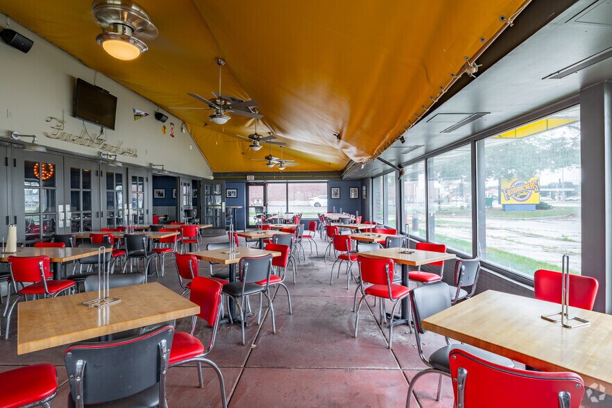 More Photos Of 300 Town Center Rd, Matteson Restaurant For Sale