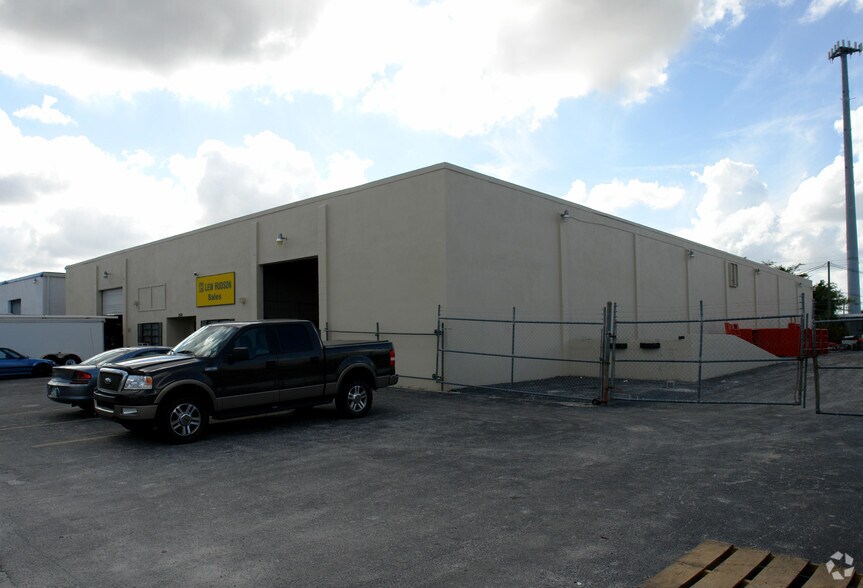 More Photos Of 2500 Dinneen Ave, Orlando Warehouse For Lease