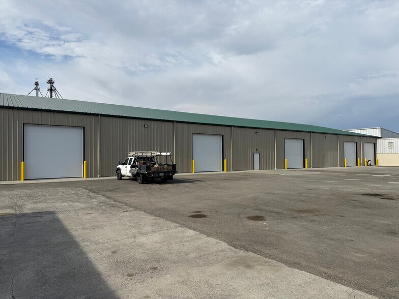 More Photos Of 396 Grain Terminal Rd, Burbank Showroom For Sale