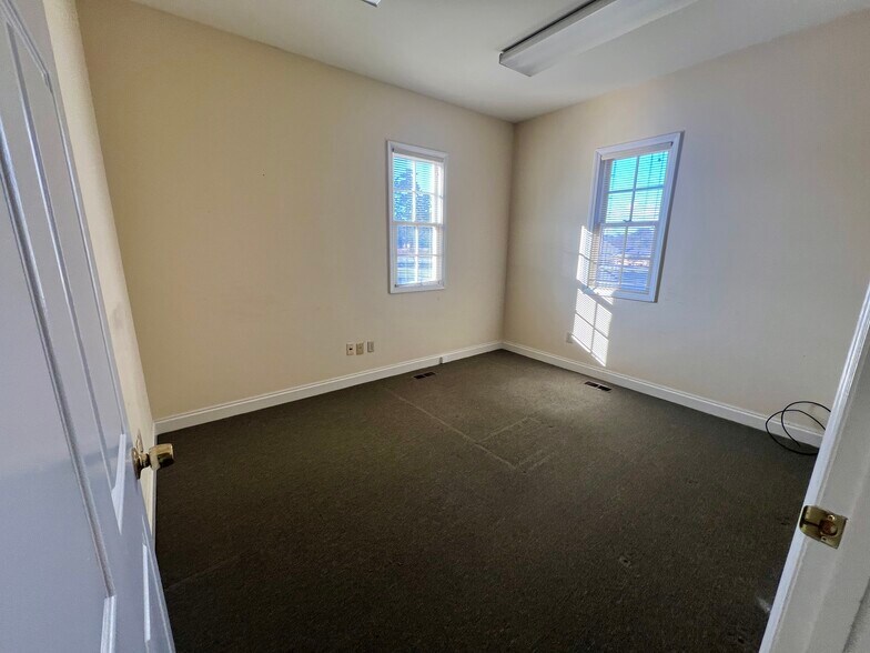 More Photos Of 707 Westchester Dr, High Point Unknown For Lease