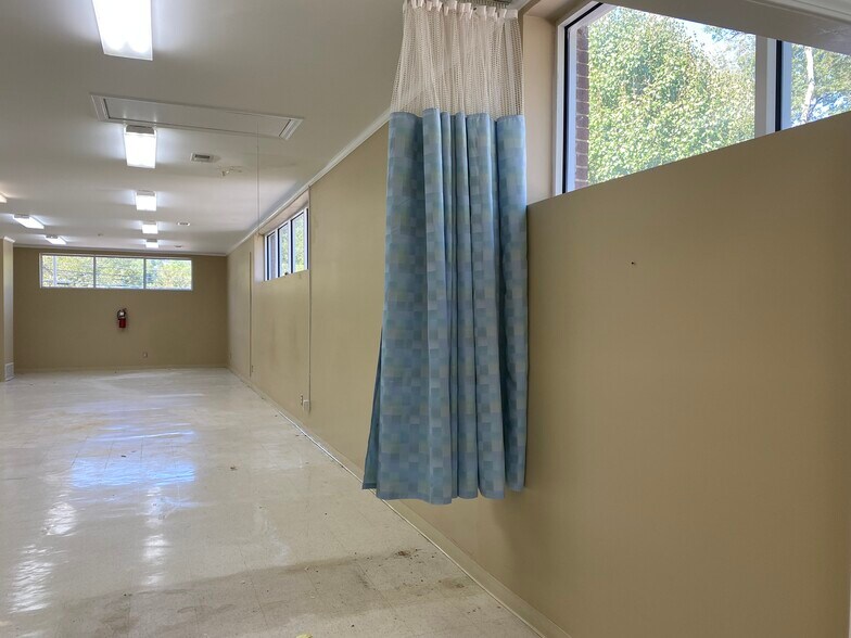 More Photos Of 110 N Cleveland St, Kershaw Office For Sale