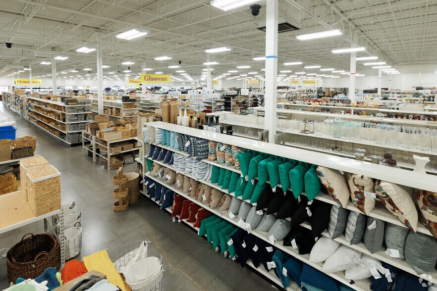 More Photos Of 109-297 N Seven Oaks Dr, Knoxville Freestanding For Lease