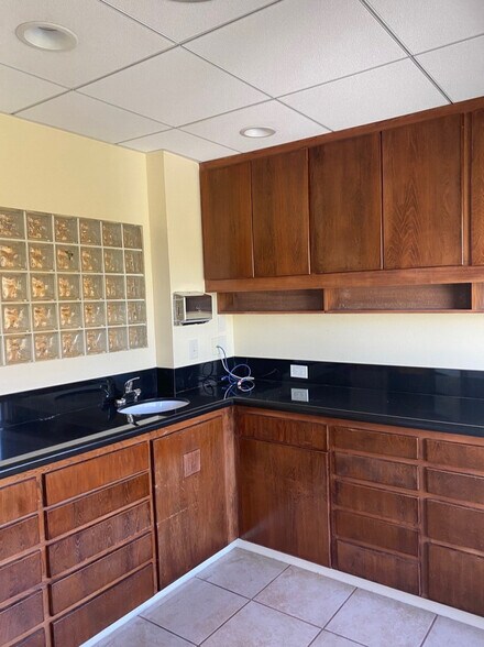 More Photos Of 23111 Ventura Blvd, Woodland Hills Medical For Lease