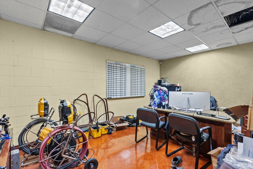 More Photos Of 4204 W Burbank Blvd, Burbank General Retail For Sale