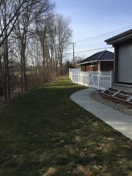 More Photos Of 139 Riverside Dr, Thompson Freestanding For Sale