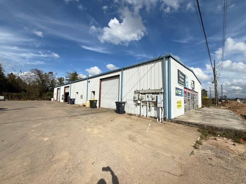 More Photos Of 2416 E Davis St, Conroe Warehouse For Sale