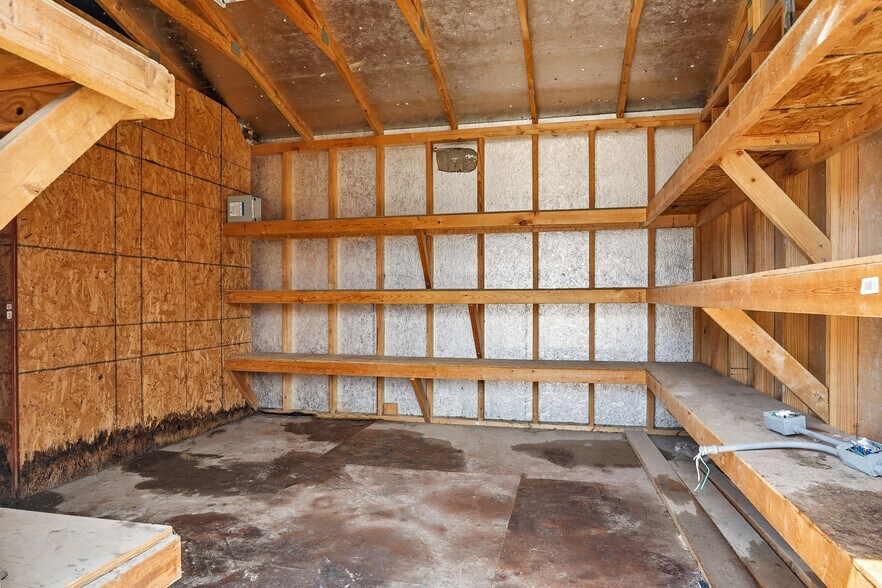 More Photos Of 2423 Hinton Dr, Irving Warehouse For Lease
