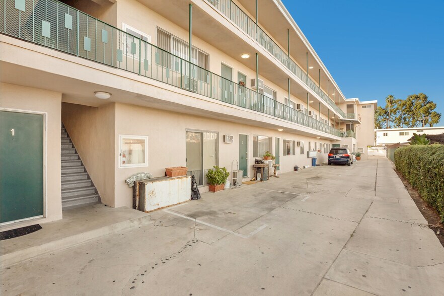 More Photos Of 11725 Gilmore St, North Hollywood Apartments For Sale