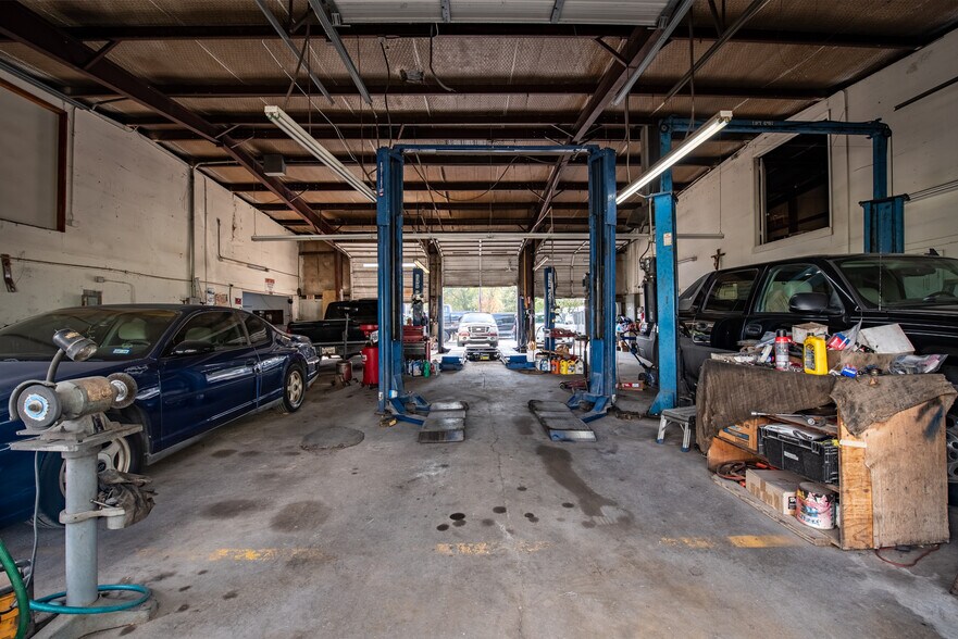 More Photos Of 3228 E 5th St, Austin Auto Repair For Sale