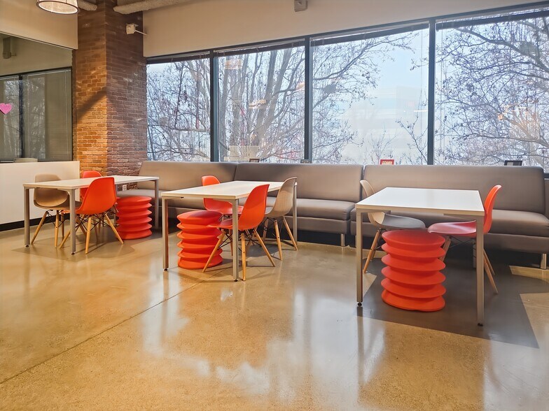 More Photos Of 6701 Koll Center Pky, Pleasanton Coworking Space