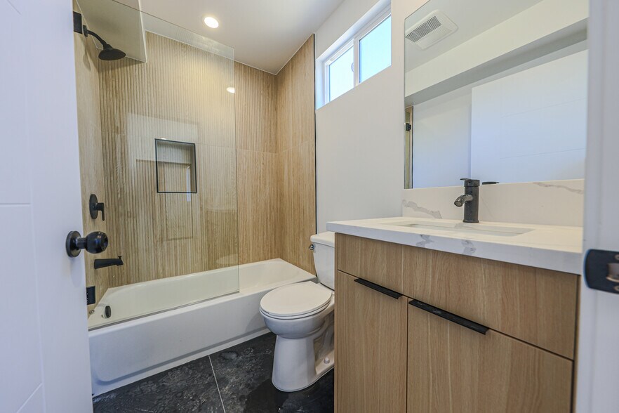 More Photos Of 2010 S Dunsmuir Ave, Los Angeles Multifamily For Sale