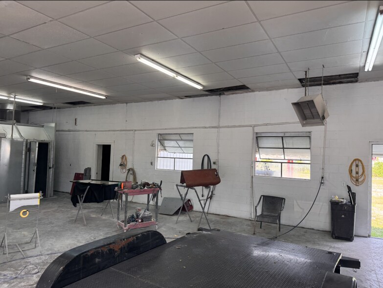 More Photos Of 102 Prince St, Shelbyville General Retail For Sale