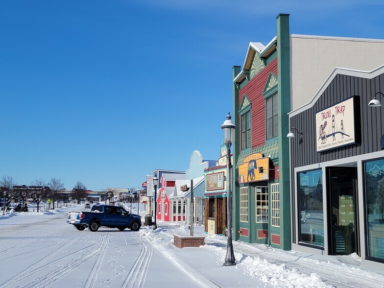 More Photos Of 217 E Central Ave, Mackinaw City Storefront For Lease