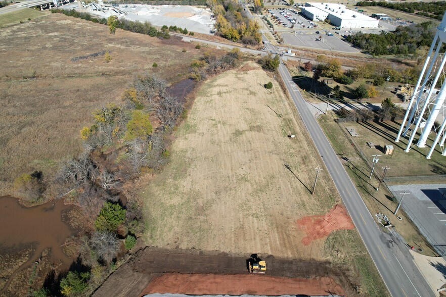 More Photos Of 801 N Sara Rd, Yukon Land For Lease